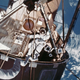 Un astronauta, parte de la misión Skylab 4 (tercera misión tripulada), realizando tareas fuera del laboratorio espacial.